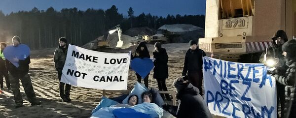 Голый протест против строительства канала через Балтийскую косу  - Sputnik Латвия