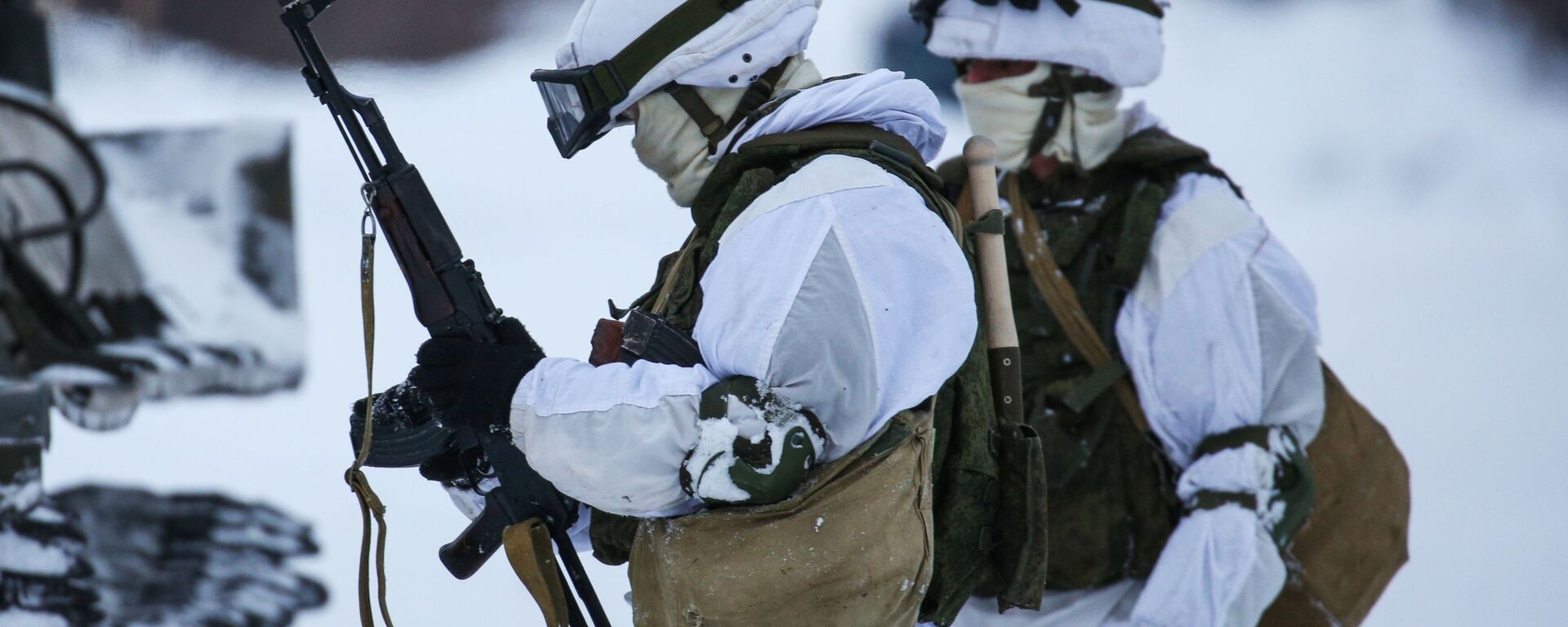Военнослужащие мотострелкового подразделения Печенгской бригады Северного флота РФ проводят отработку тактических приемов - Sputnik Латвия, 1920, 04.02.2021