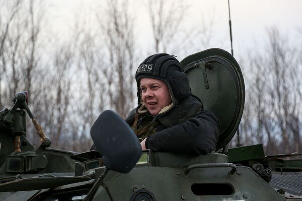 Военнослужащий мотострелкового подразделения Печенгской бригады Северного флота РФ во время отработки тактических приемов - Sputnik Латвия