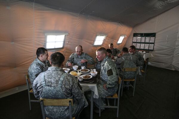 Военнослужащие Печенгской бригады Северного флота обедают в арктической кухне КА-250/30ПМ, созданной на базе двухзвенного гусеничного плавающего транспортера ДТ-30ПМ - Sputnik Латвия