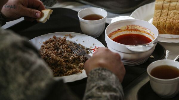 Военнослужащий Печенгской бригады Северного флота обедает в арктической кухне КА-250/30ПМ, созданной на базе двухзвенного гусеничного плавающего транспортера ДТ-30ПМ - Sputnik Латвия