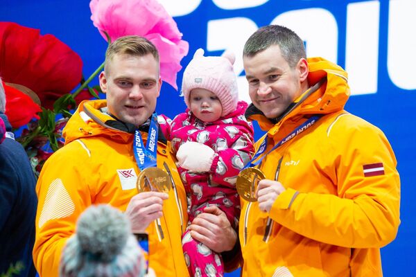 Янис Стренга и Арвис Вилкасте позируют с золотыми медалями зимней Олимпиады в Сочи - Sputnik Латвия