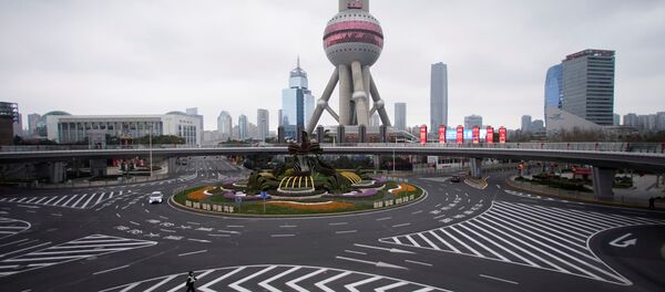 Полицейский в маске на пустынной улице в Шанхае  - Sputnik Латвия