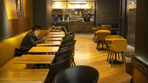 Мужчина в пустом ресторане в Пекине  - Sputnik Latvija