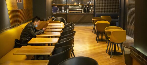 Мужчина в пустом ресторане в Пекине  - Sputnik Latvija