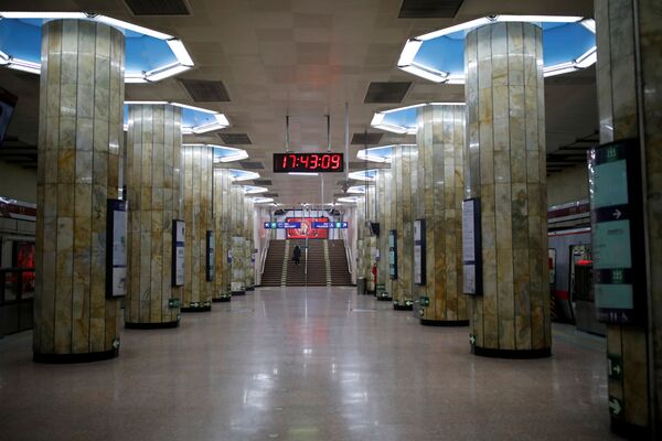 Pasažieri tukšā stacijā Pekinā - Sputnik Latvija