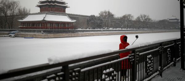 Девушка в маске во время селфи у Запретного города в Пекине  - Sputnik Латвия