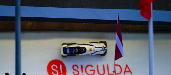 Боб двойка проходит трассу в Сигулде - Sputnik Латвия