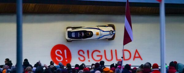 Боб двойка проходит трассу в Сигулде - Sputnik Латвия