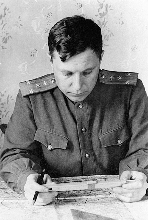 Полковник Покрышкин готовится к боевому вылету, 1945 год - Sputnik Латвия