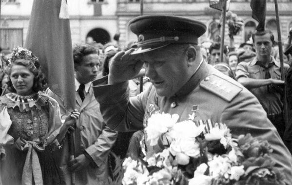 Генерал Андрей Еременко в освобождённом чешском городе Оломоуц, 1945 год - Sputnik Латвия