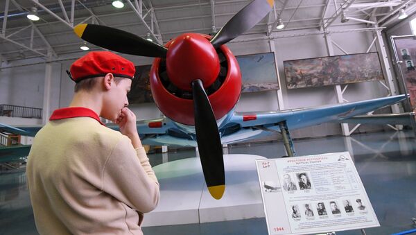 Юнармеец рассматривает фронтовой истребитель Ла-7 в Центральном музее Военно-воздушных сил в Монино - Sputnik Латвия