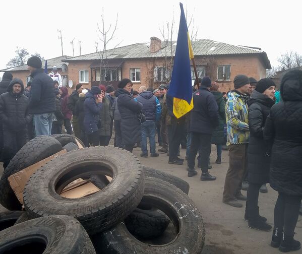 Украинцы протестуют против принятия на карантин эвакуированных из Китая - Sputnik Латвия