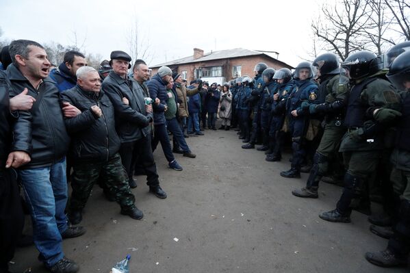 Столкновения протестующих и полиции в Полтавской области, где были размещены эвакуированные из Китая, Украина - Sputnik Латвия