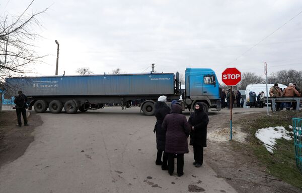 Грузовик перекрывает дорогу во время акции протеста против принятия на карантин эвакуированных из Китая - Sputnik Латвия