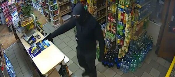 Уборщица магазина в Польше отбилась от грабителя шваброй - Sputnik Латвия