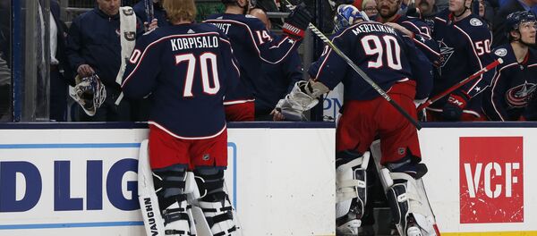 Вратарь Элвис Мерзликин покидает площадку после травмы - Sputnik Латвия