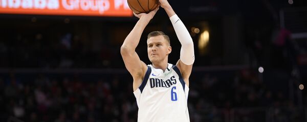 Нападающий Даллас Маверикс Кристапс Порзингис  во время баскетбольного матча  - Sputnik Латвия