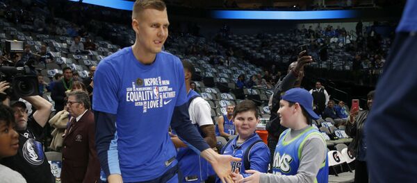 Нападающий Даллас Маверикс Кристапс Порзингис во время баскетбольного матча Нападающий Даллас Маверикс Кристапс Порзингис во время баскетбольного матча - Sputnik Латвия