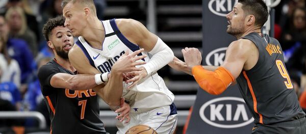 Нападающий Даллас Маверикс Кристапс Порзингис  во время баскетбольного матча  - Sputnik Латвия