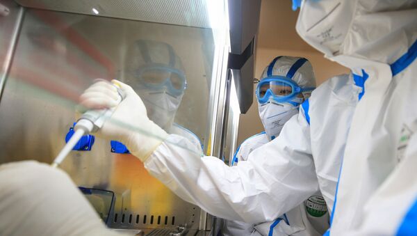 Лаборанты тестируют образцы вируса в лаборатории в Хэнъяне в центральной китайской провинции Хэнань - Sputnik Латвия