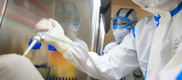 Лаборанты тестируют образцы вируса в лаборатории в Хэнъяне в центральной китайской провинции Хэнань - Sputnik Latvija