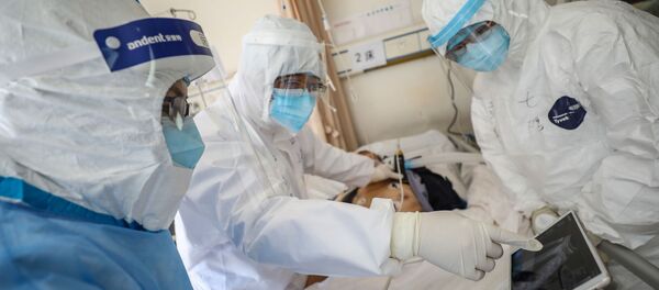 Врач проводит осмотр пациента, зараженного коронавирусом Врач проводит осмотр пациента, зараженного коронавирусом - Sputnik Latvija