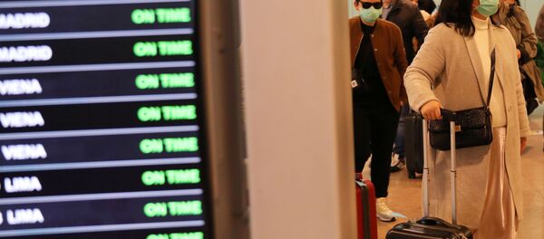 Туристы прибывают в аэропорт Туристы прибывают в аэропорт - Sputnik Латвия