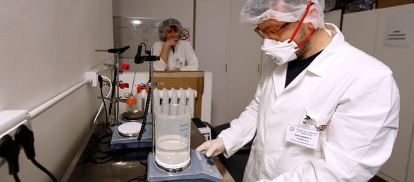 Фармацевт в лаборатории Фармацевт в лаборатории - Sputnik Latvija