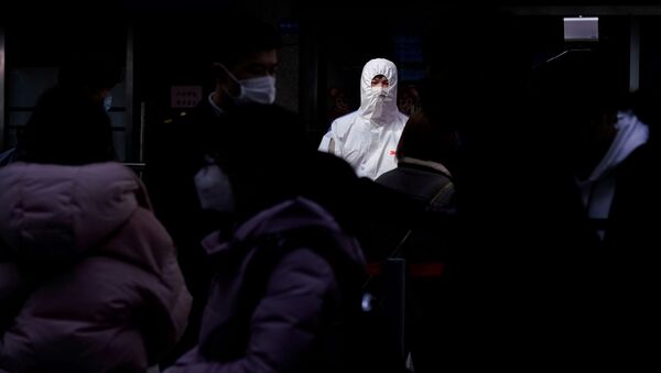 Пассажиры в масках на  железнодорожном вокзале в Шанхае - Sputnik Latvija