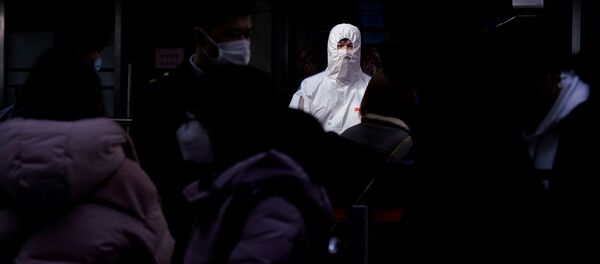 Пассажиры в масках на  железнодорожном вокзале в Шанхае - Sputnik Латвия