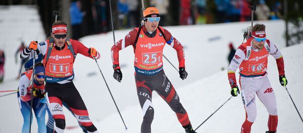 Латвийский биатлонист Андрей Расторгуев (в центре) - Sputnik Латвия