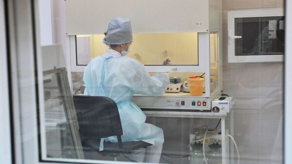 Лаборант проводит исследование биологического материала - Sputnik Latvija