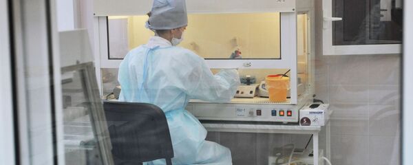Лаборант проводит исследование биологического материала Лаборант проводит исследование биологического материала - Sputnik Латвия