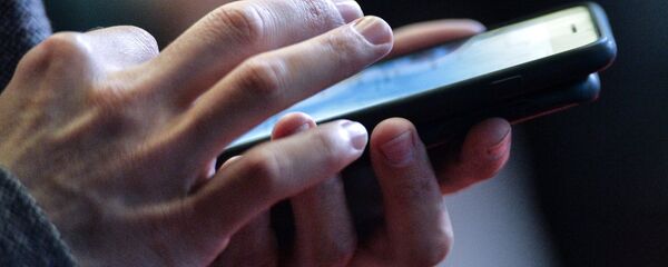 Мужчина со смартфоном Мужчина со смартфоном - Sputnik Latvija
