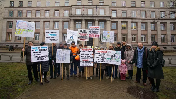Пикет Социалистической партии Латвии у кабинета министров против бедности и милитаризации - Sputnik Латвия