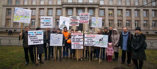 Пикет Социалистической партии Латвии у кабинета министров против бедности и милитаризации Пикет Социалистической партии Латвии у кабинета министров против бедности и милитаризации - Sputnik Latvija