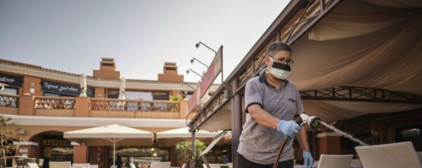 Женщина моет террасу кафе в Ла Калета на Тенерифе - Sputnik Latvija