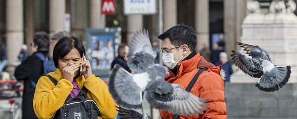 Туристы в защитных масках на одной из улиц Милана - Sputnik Латвия