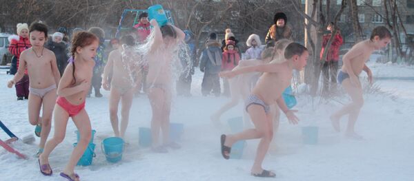 Закаливание детей в детском саду Сибирячок в Красноярске, 2016 год - Sputnik Латвия