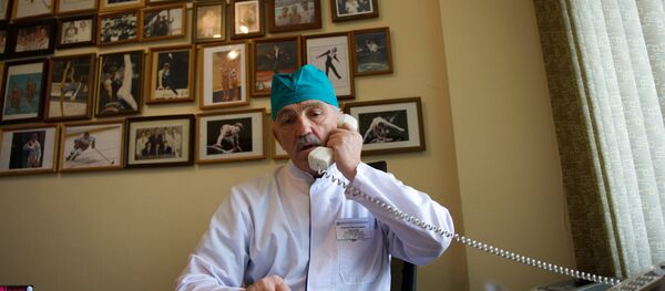 Врач разговаривает по телефону Врач разговаривает по телефону - Sputnik Latvija