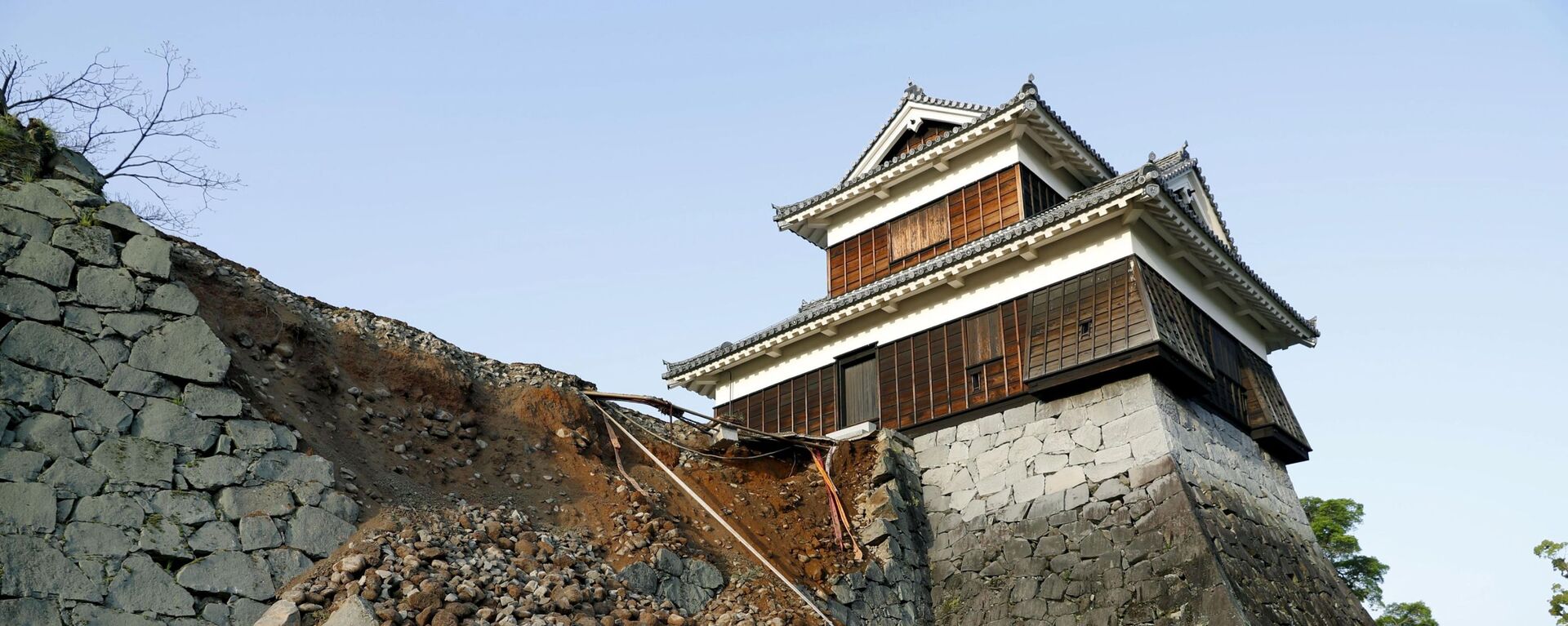 Пострадавшая от землетрясение стена замка в городе Кумамото в Японии - Sputnik Latvija, 1920, 22.11.2016