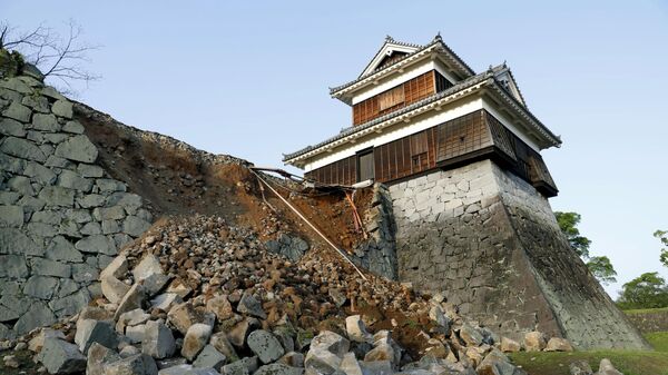 Пострадавшая от землетрясение стена замка в городе Кумамото в Японии - Sputnik Latvija