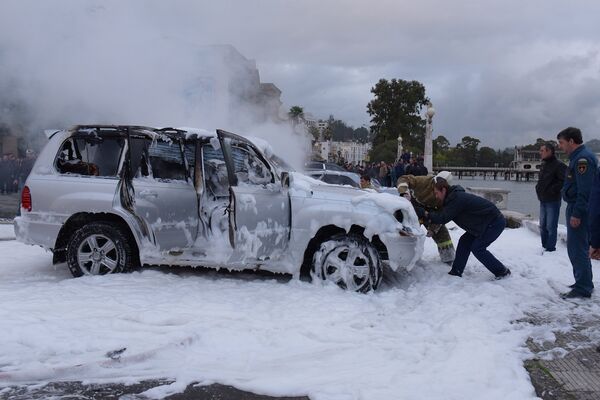 Взрыв автомобиля в Сухуми - Sputnik Латвия