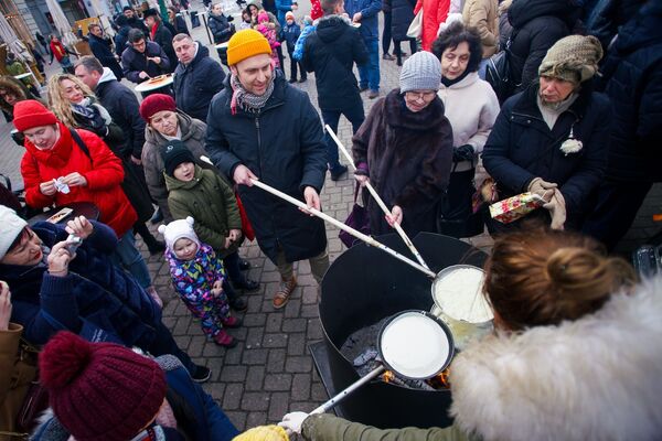 Хороводы, блины и чучело в огне: в Риге встретили весну Хороводы, блины и чучело в огне: в Риге встретили весну - Sputnik Латвия