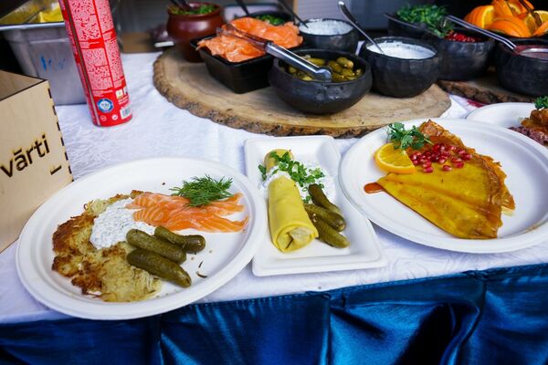 Хороводы, блины и чучело в огне: в Риге встретили весну Хороводы, блины и чучело в огне: в Риге встретили весну - Sputnik Латвия