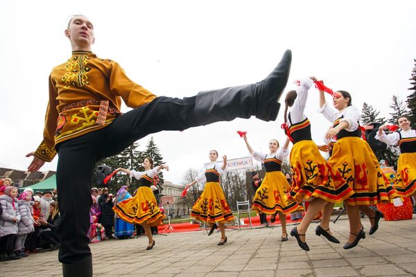Хороводы, блины и чучело в огне: в Риге встретили весну Хороводы, блины и чучело в огне: в Риге встретили весну - Sputnik Латвия