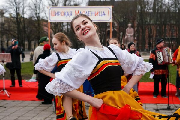 Зажигательное выступление танцевальной группы Ивушка - Sputnik Латвия