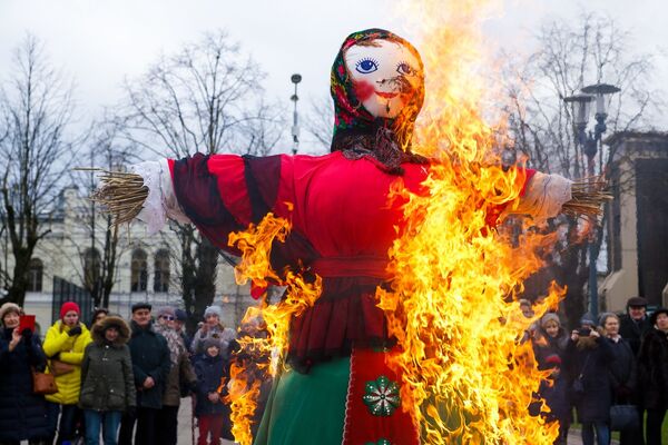 Хороводы, блины и чучело в огне: в Риге встретили весну Хороводы, блины и чучело в огне: в Риге встретили весну - Sputnik Латвия