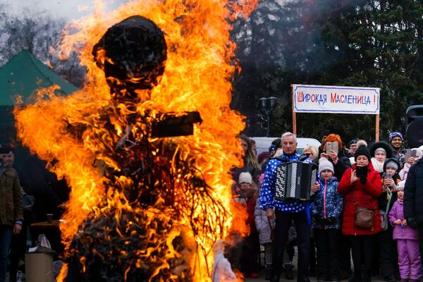 Кульминация Масленицы - сжигание чучела Маслены, чтобы огонь поглотил все плохое - Sputnik Латвия